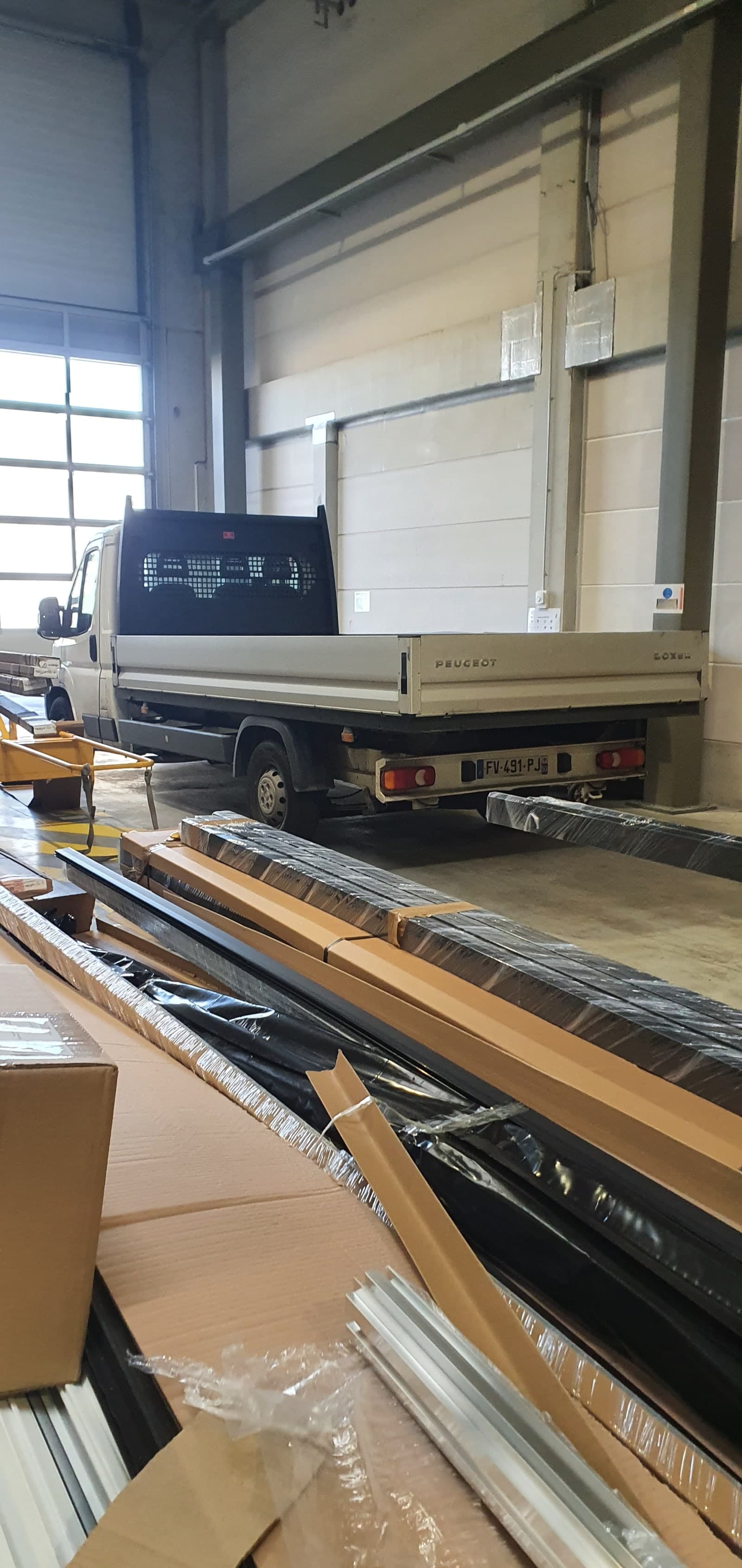 Compagnons préparant une grande ossature acier dans l'atelier IEF & CO Groslay
