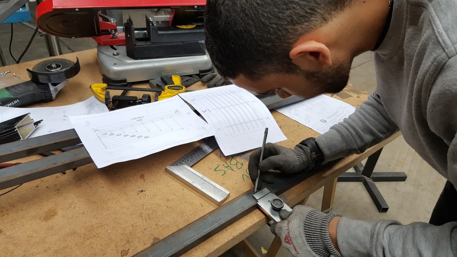 Atelier IEF & CO Groslay — soudeur en action, gerbe d'étincelles