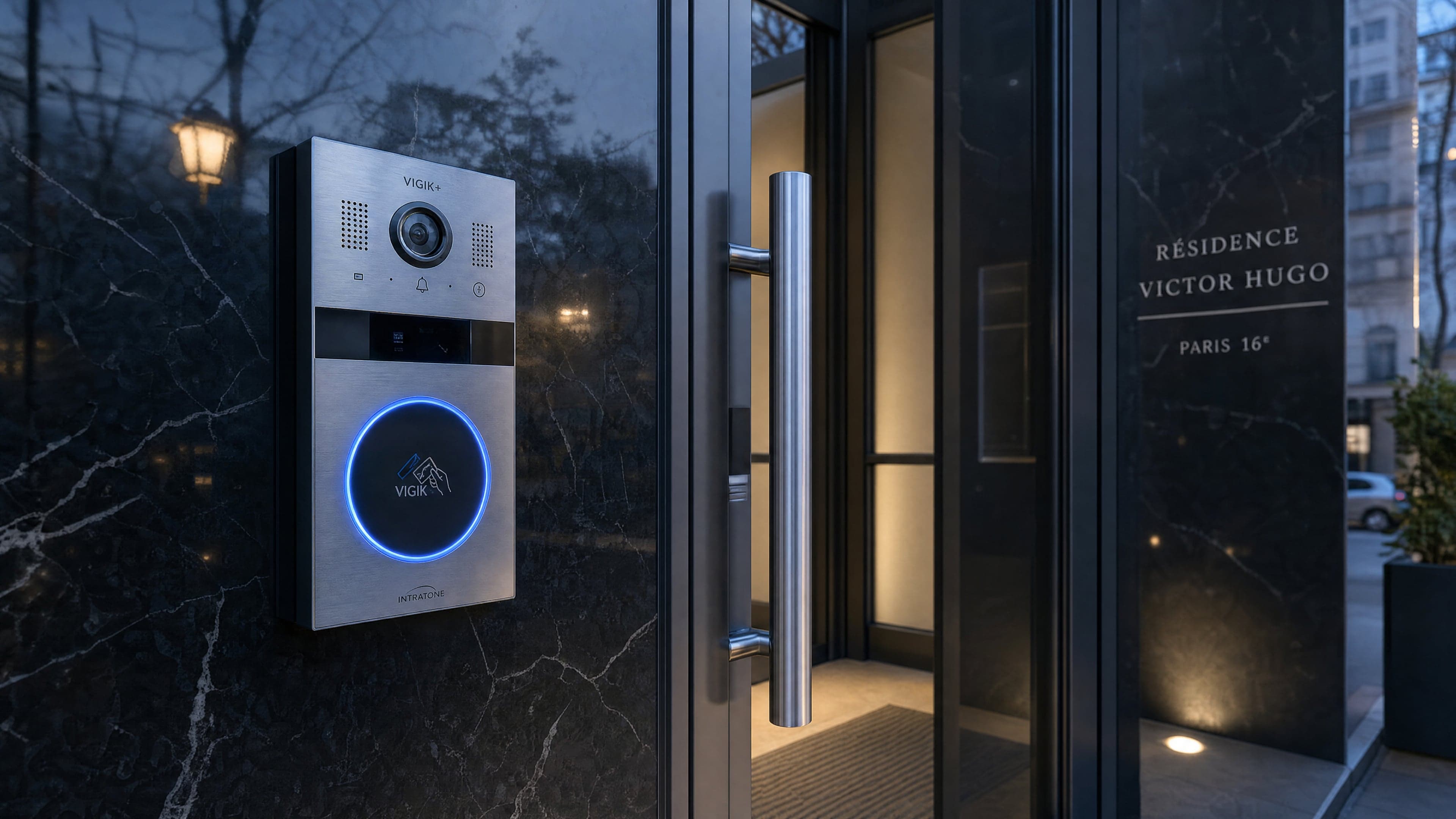 Lecteur VIGIK+ RFID corporate sur entrée d'immeuble Paris
