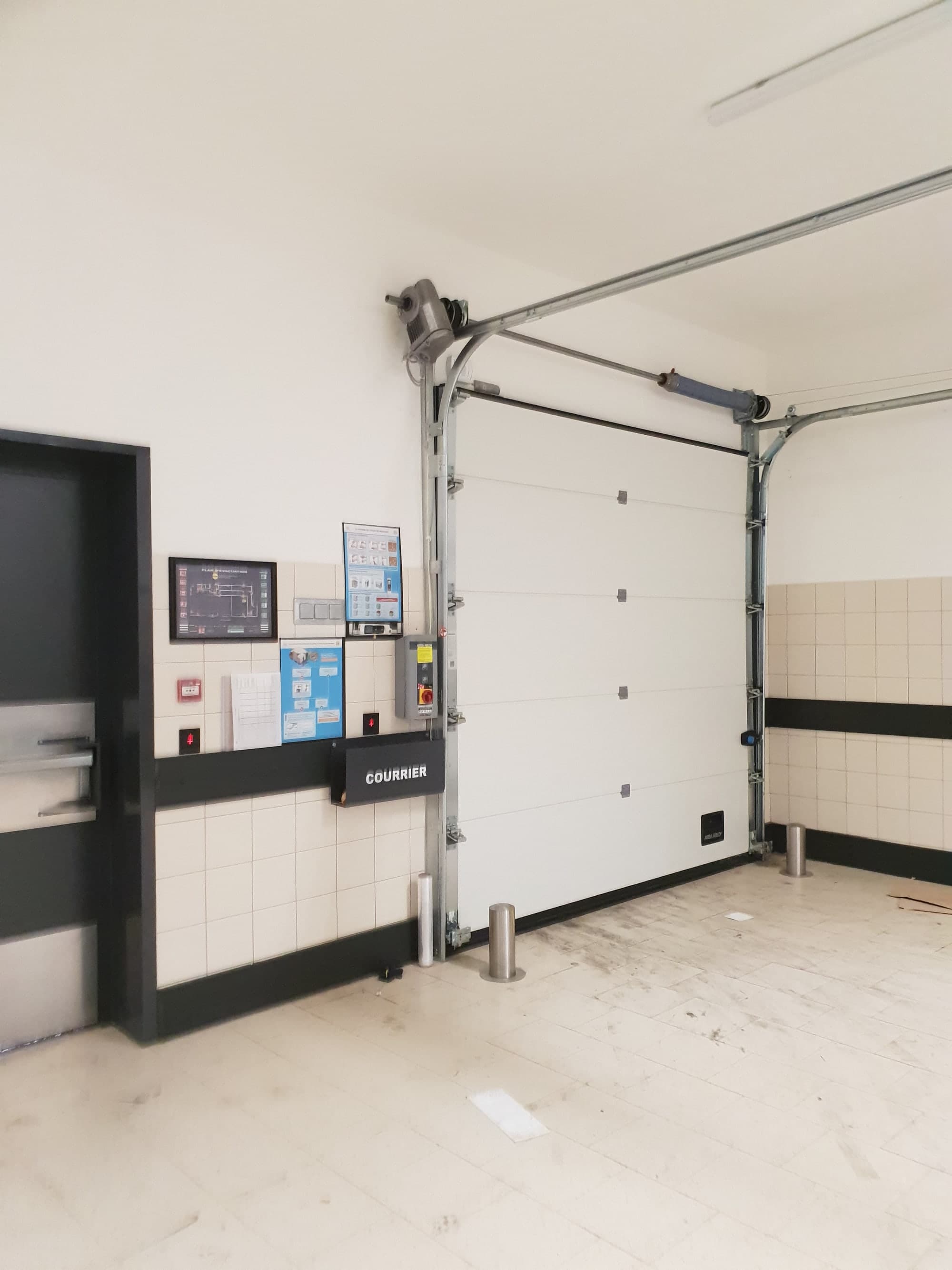 Porte sectionnelle industrielle à panneaux vitrés magasin LDL