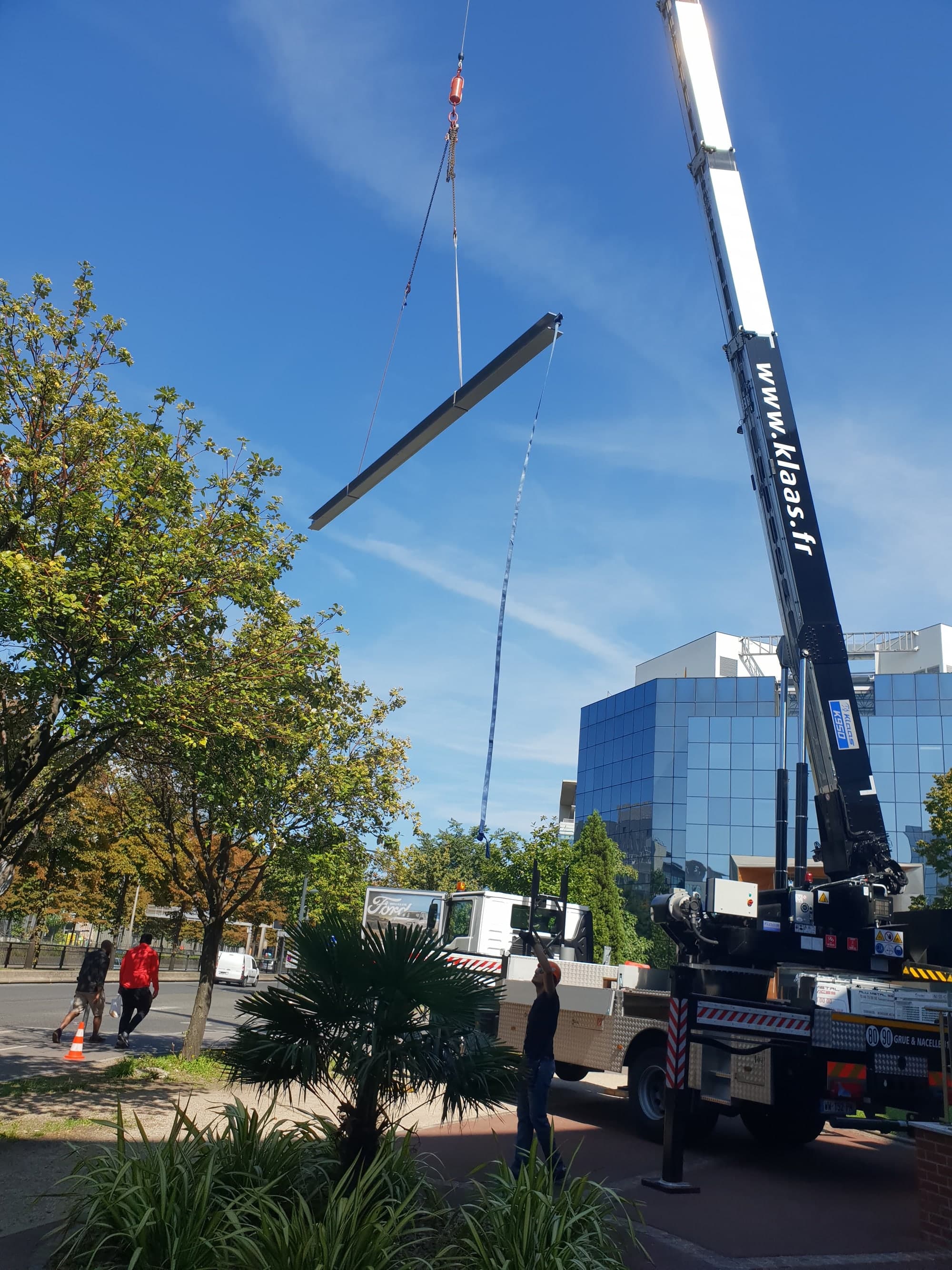 Grue de levage sur chantier urbain Paris ossature HEB IEF & CO