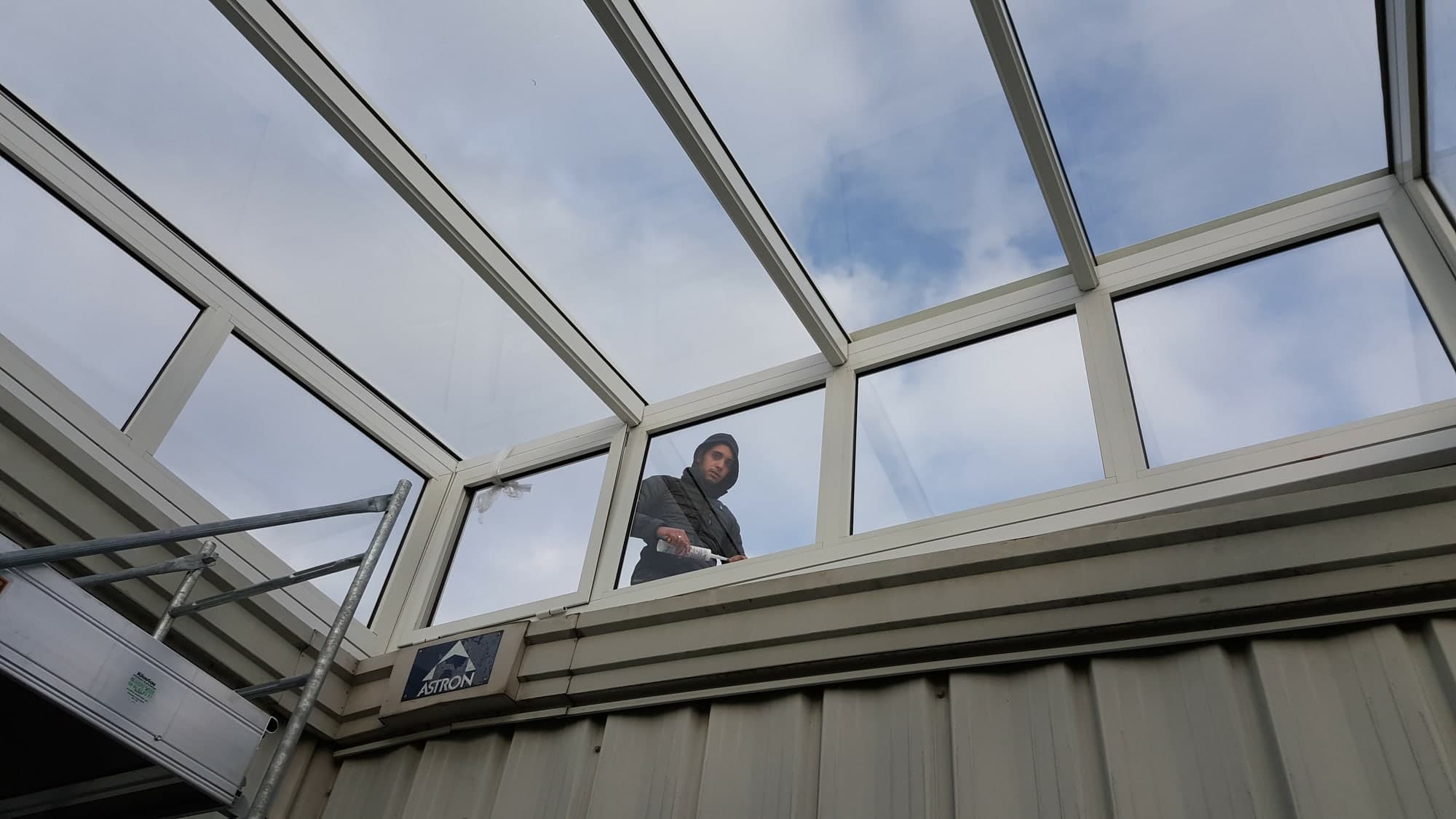 Volume intérieur avec verrière et passerelle suspendue IEF & CO Paris